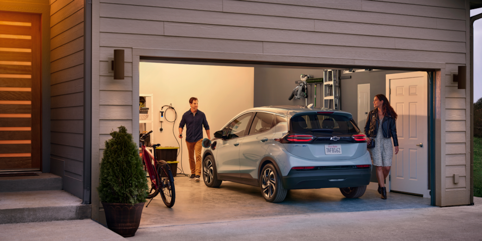Chevrolet Bolt EUV, SUV eléctrica cargándose en el garaje de una casa