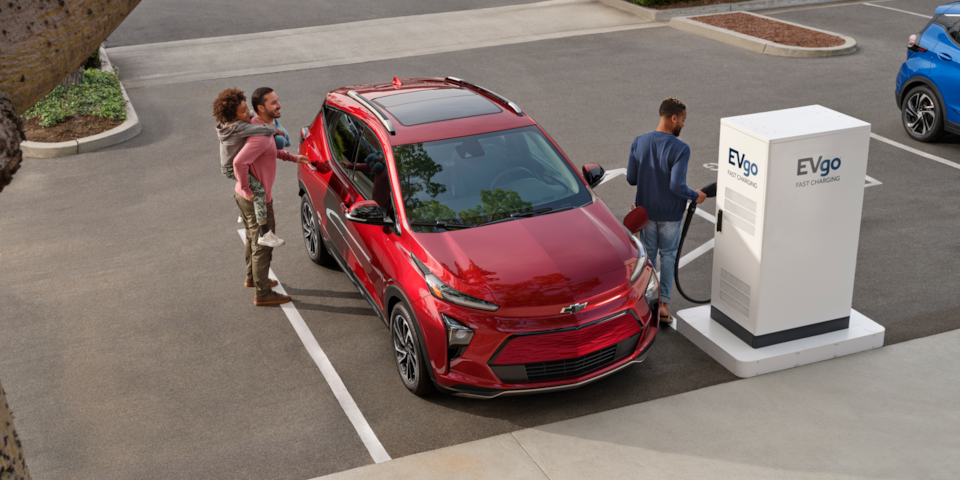 Chevrolet Bolt EUV cargándose en público
