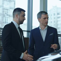 Asesor Chevrolet con empresario de la industria Privada