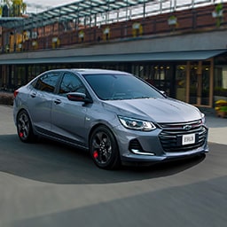 Onix auto sedan gris platino para la sección de Arrendadores