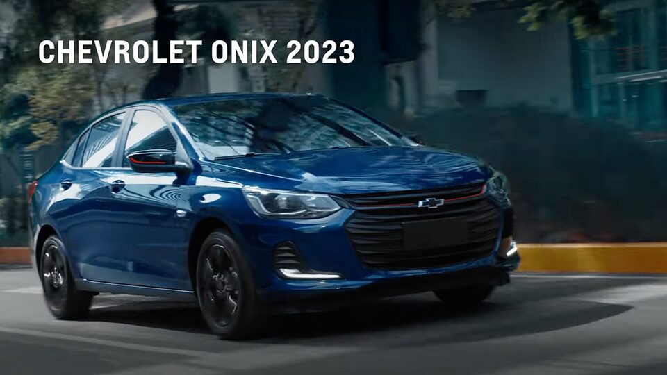  Chevrolet Onix 2023 versión Premier Redline con detalles en rojo en parrilla, espejos laterales y rines de 16”, cuenta con un Motor Turbo Eficiente con 116 HP y conectividad total con OnStar® 4G LTE