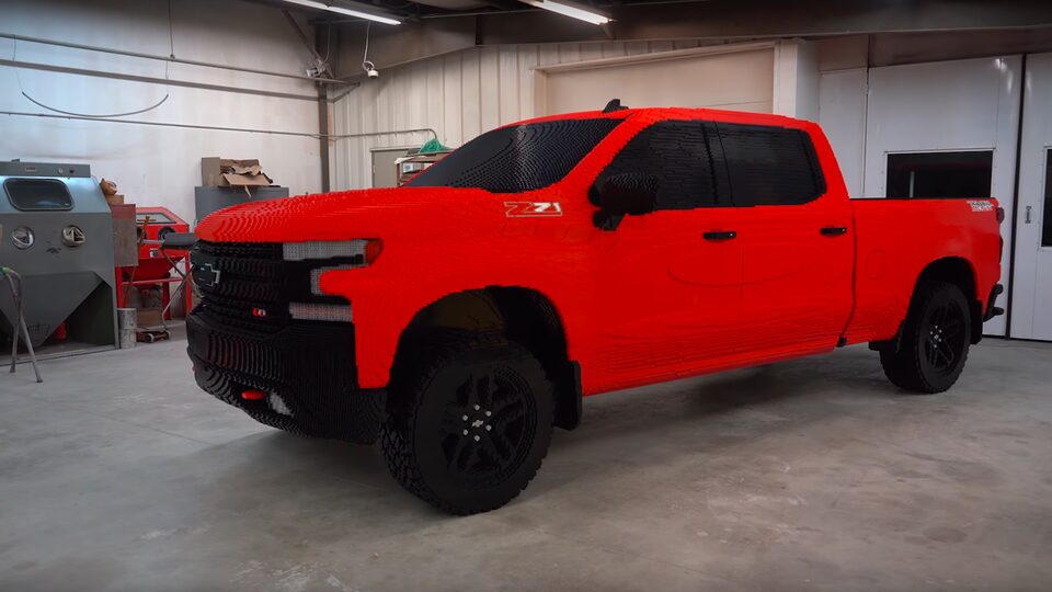LEGO Cheyenne 2019 versión Trail Boss pick up en color rojo lava tamaño real