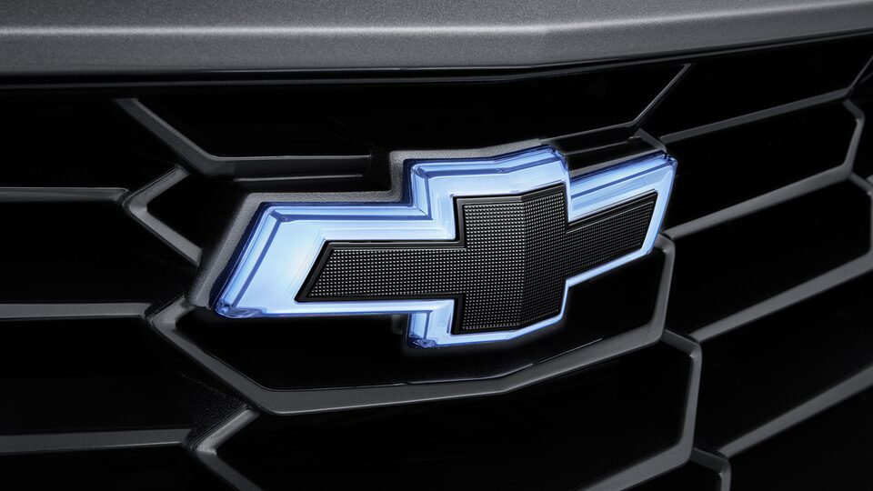 Emblema Chevrolet frontal iluminado y trasero no iluminado color negro