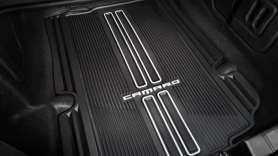 Tapete de vinil para área de carga color negro con logo Camaro