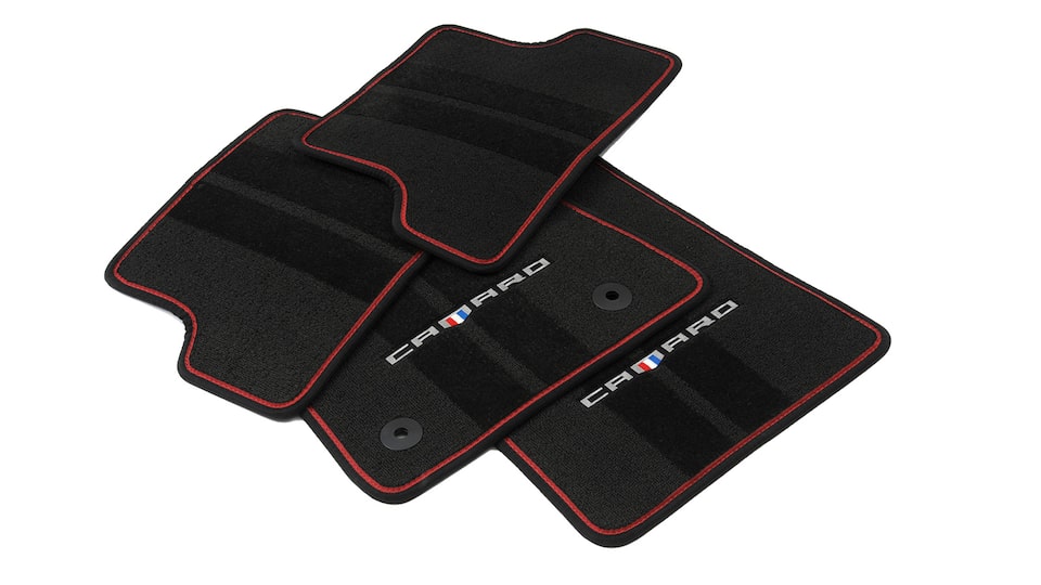 Tapetes de alfombra frontales y traseros color negro con borde rojo y logo Camaro