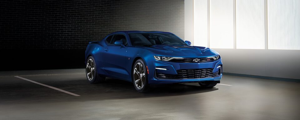 Chevrolet Camaro Coupé 2021, auto deportivo con luces frontales de encendido automático continuo en LED