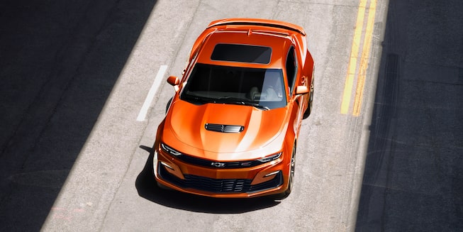 Chevrolet Camaro Coupé 2023, auto deportivo con limpia parabrisas frontales intermitentes y quemacocos eléctrico