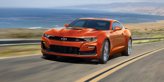Chevrolet Camaro Coupé 2023, auto deportivo equipado con faros de niebla LED horizontales y suspensión sport-magnetic ride control