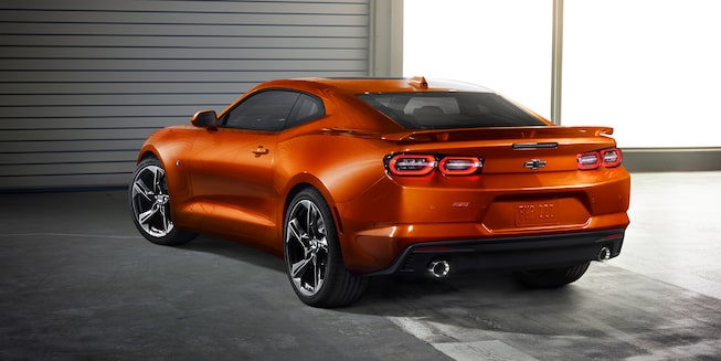 Chevrolet Camaro Coupé 2023, deportivo equipado con luces LED traseras y retrovisores laterales eléctricos