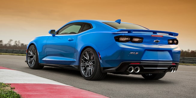 Spoiler sport montado en la cajuela de Chevrolet Camaro ZL1 2023, auto convertible