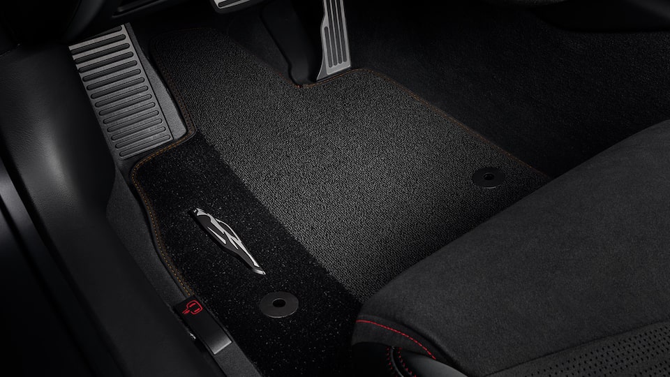 Alfombra para primera fila color beige disponible para Chevrolet Corvette Stingray 2024