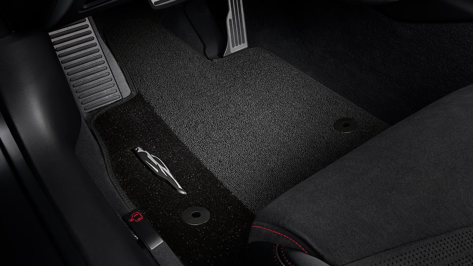 Alfombra para primera fila color gris disponible para Chevrolet Corvette Stingray 2024