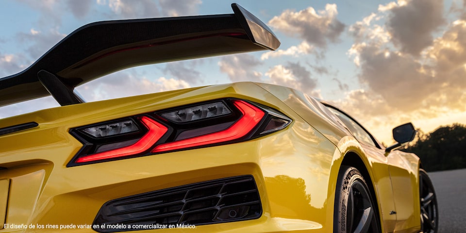 Chevrolet Corvette Z06 2025, con spoiler de ala alta y gran diseño aerodinámico - vista trasera