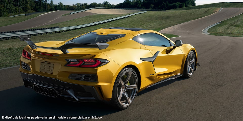 Chevrolet Corvette Z06 2025, con gran diseño aerodinámico - vista trasera