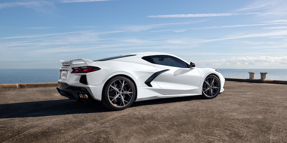 Corvette Stingray 2025, carro deportivo de lujo con sistema de escapes de 4 puntas