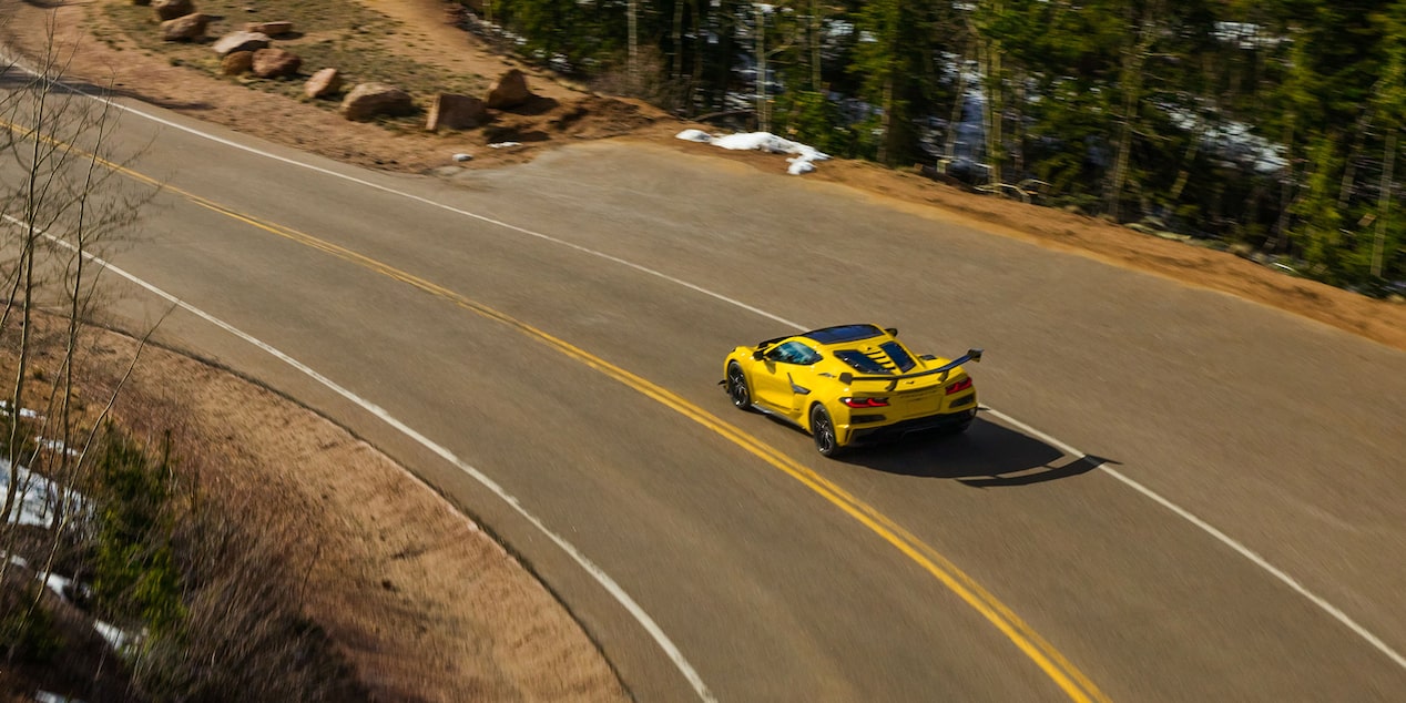 Perfil lateral del Corvette ZR1 con tomas de aire de gran tamaño y acabados de fibra de carbono.