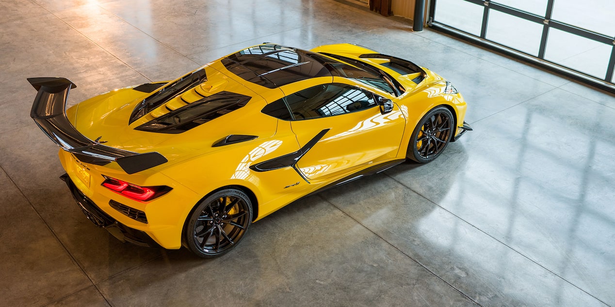 Corvette ZR1 con alerón trasero de fibra de carbono que mejora la carga aerodinámica.