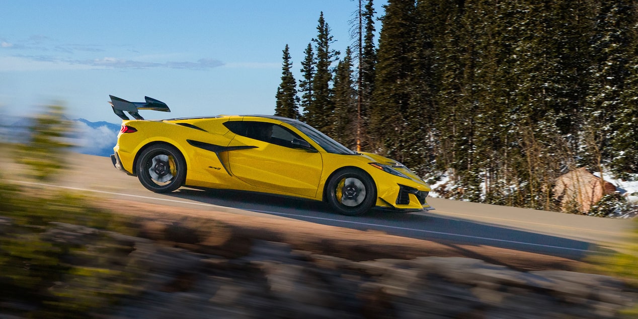 Detalle de las entradas de aire laterales del Corvette ZR1 con enfoque en enfriamiento y desempeño.