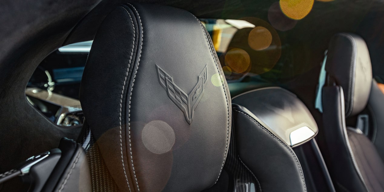 Logotipo ZR1 bordado en el asiento deportivo del Chevrolet Corvette ZR1.