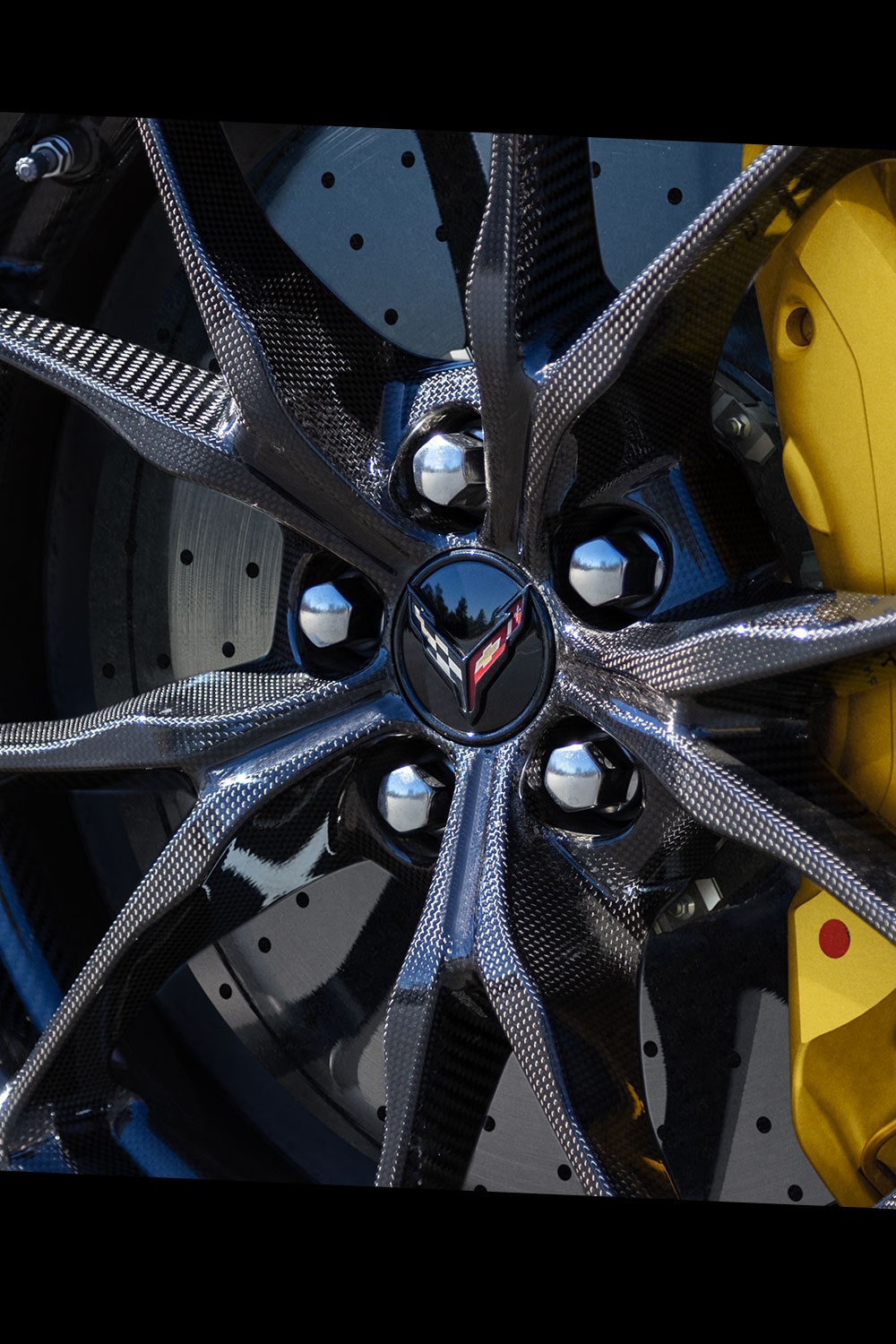 Paneles de puerta del Chevrolet Corvette ZR1 con inserciones acolchadas y detalles de fibra de carbono.