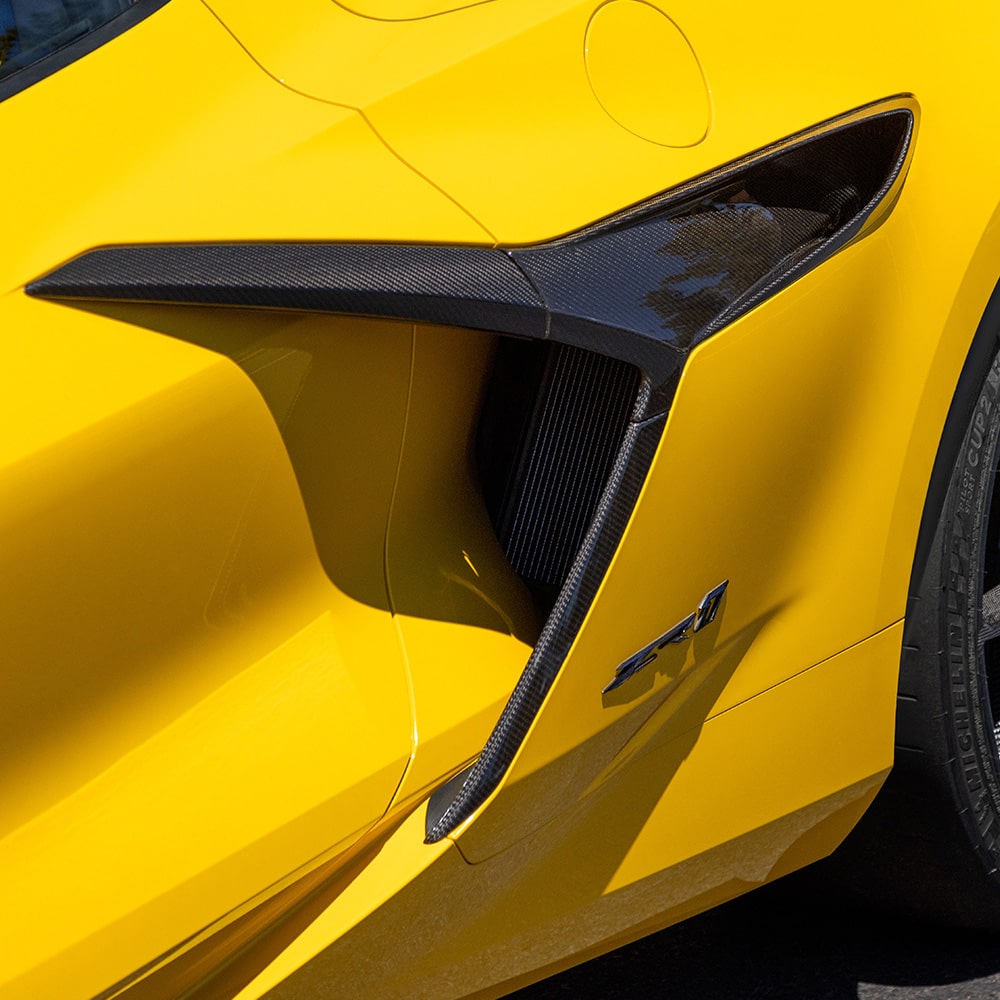 Entradas de aire laterales del Chevrolet Corvette ZR1 2026 con túneles de fibra de carbono para mejorar enfriamiento del motor.
