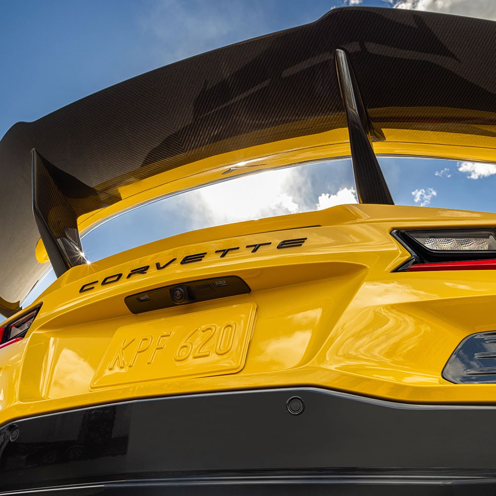 Alerón de fibra de carbono del Chevrolet Corvette ZR1 2026, componente clave para generar carga aerodinámica en pista.