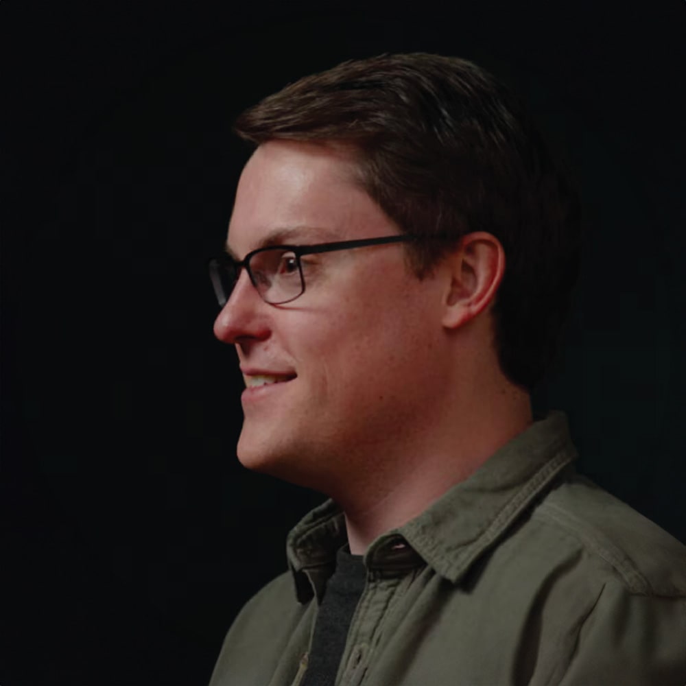 Retrato de David Caples, aerodinamista de Corvette, en contenido sobre la aerodinámica funcional del Chevrolet Corvette ZR1 2026.