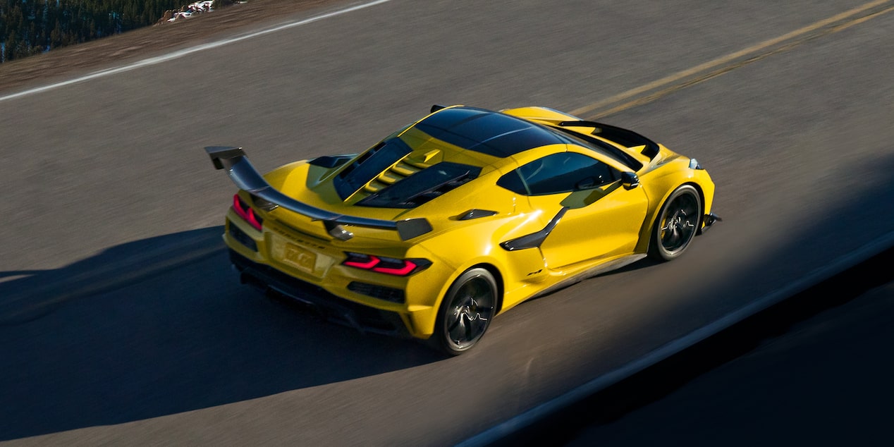 Sección de desempeño de Chevrolet Corvette ZR1 2026 para desktop, con motor V8 biturbo de 5.5L, 1,064 HP y transmisión de doble embrague de 8 velocidades.