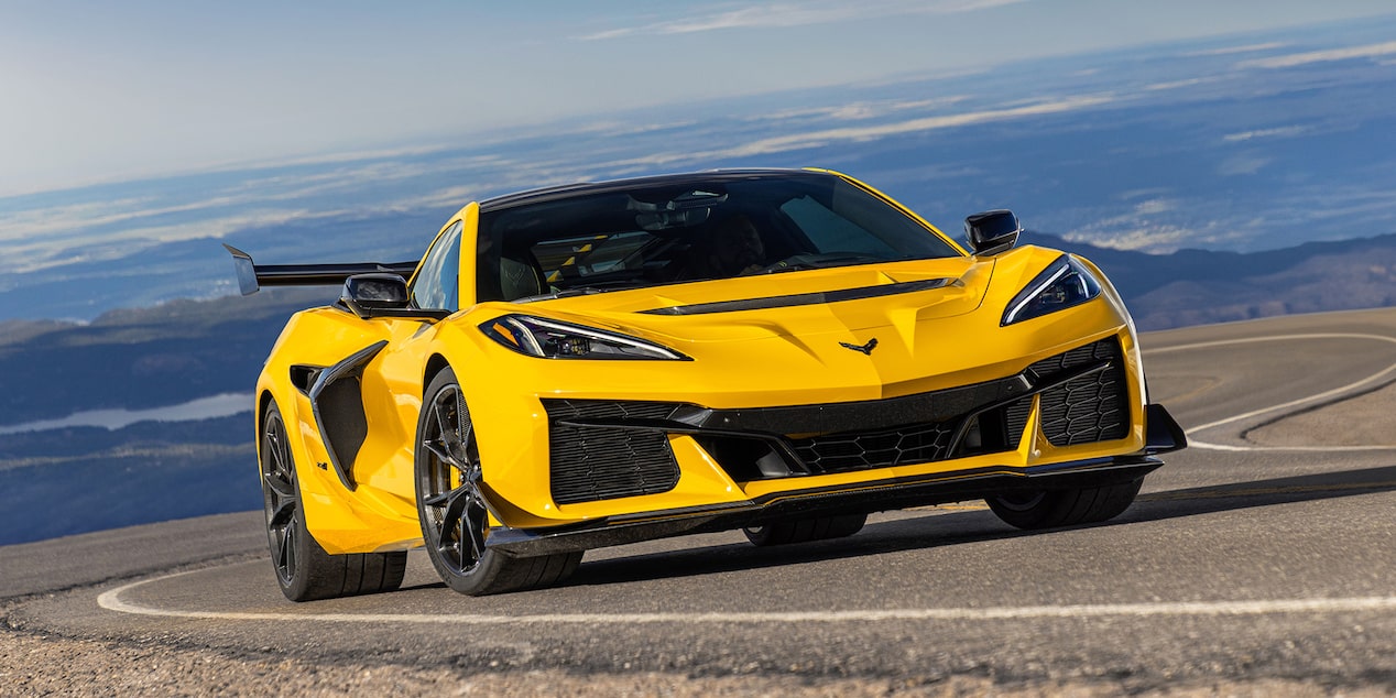 Sección de diseño de Chevrolet Corvette ZR1 2026 para desktop, con carrocería esculpida, exotismo visual y enfoque en desempeño.