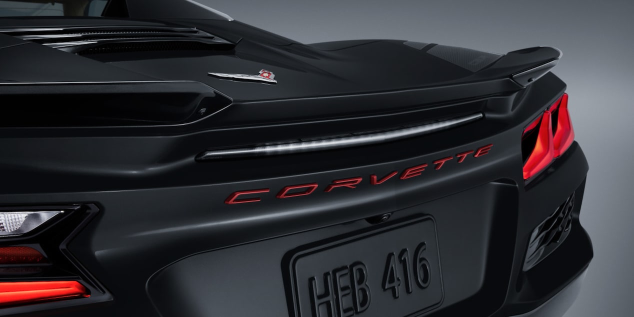 Emblema trasero Corvette en color rojo sobre carrocería