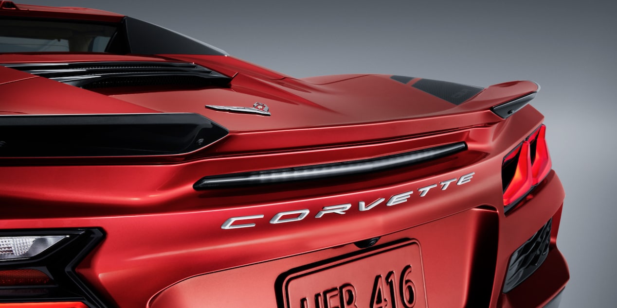 Emblema trasero Corvette en color blanco sobre carrocería