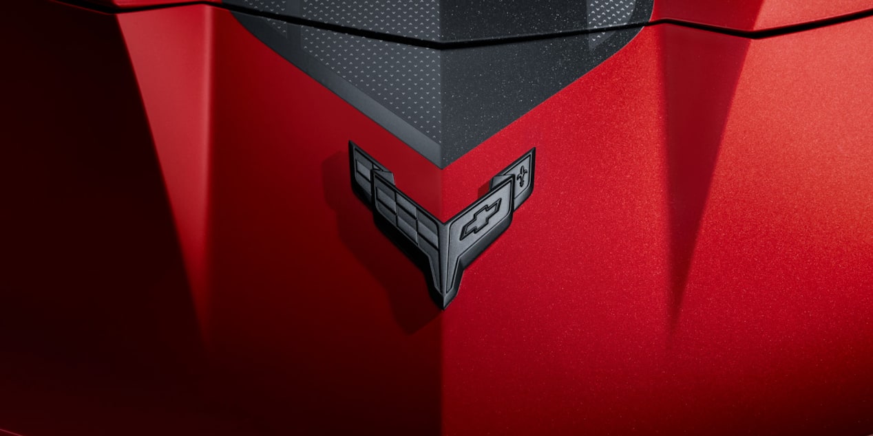 Emblema de banderas cruzadas Corvette en acabado metálico