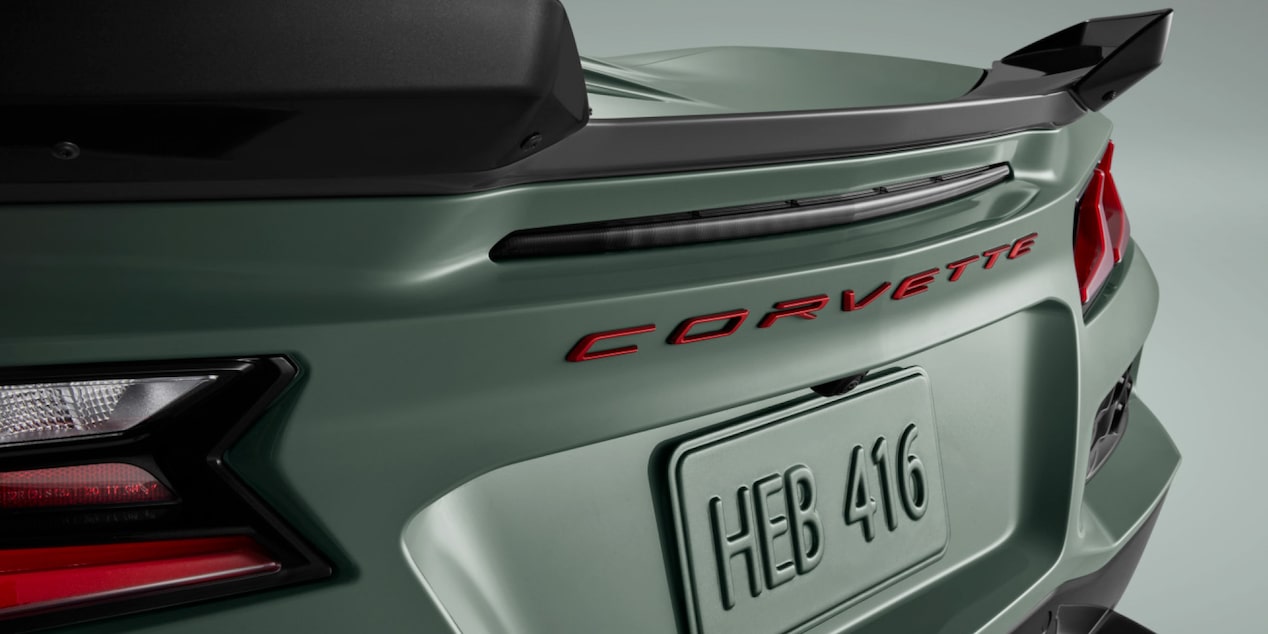 Emblema trasero Corvette en acabado rojo instalado en vehículo
