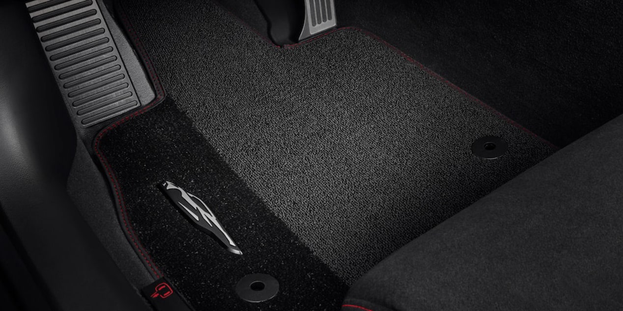 Tapete de alfombra con costuras en color rojo