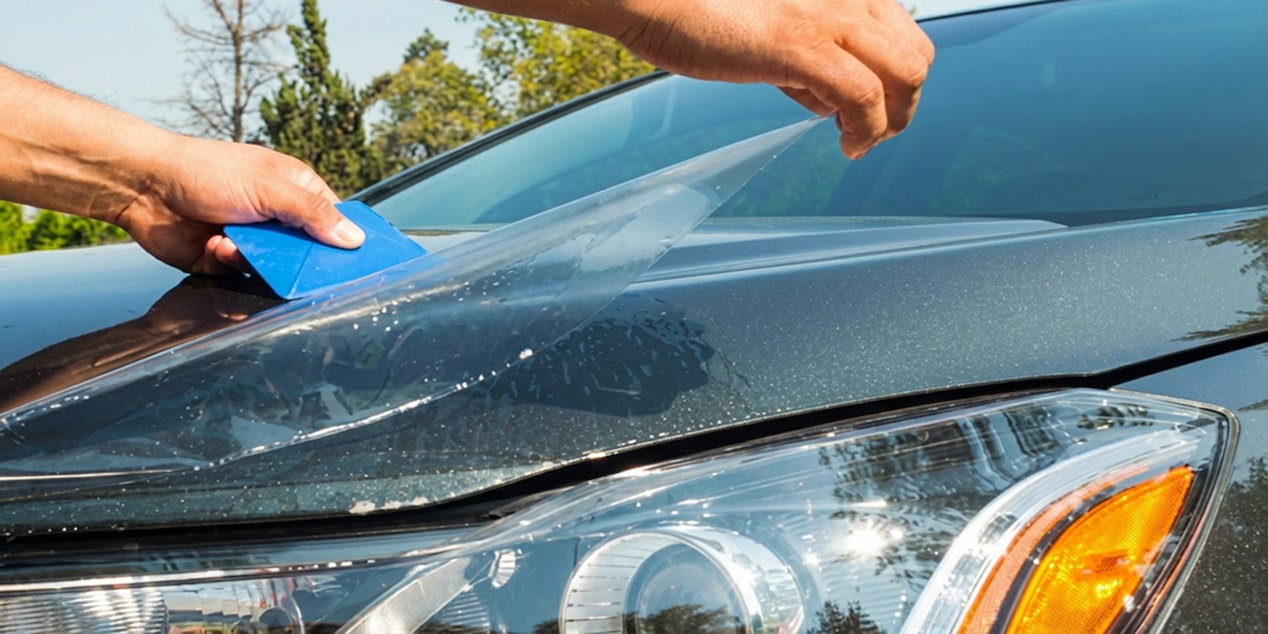 Aplicación de película protectora para pintura del vehículo