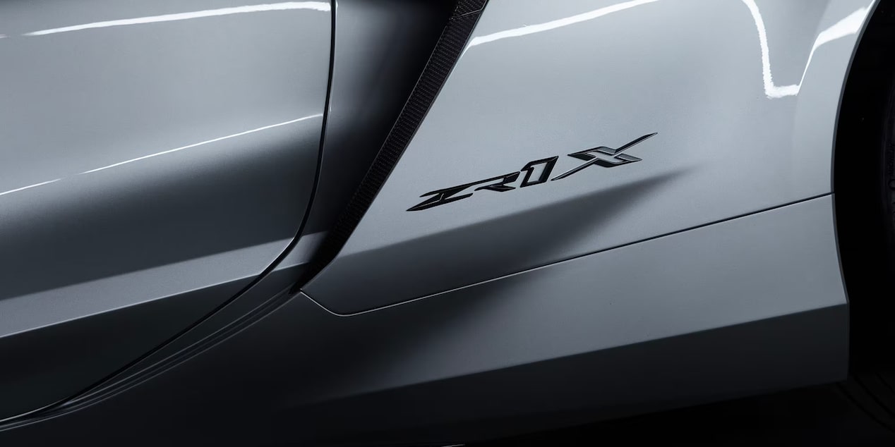 Corvette ZR1X en movimiento lateral destacando diseño y proporciones