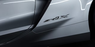 Corvette ZR1X en movimiento lateral destacando diseño y proporciones
