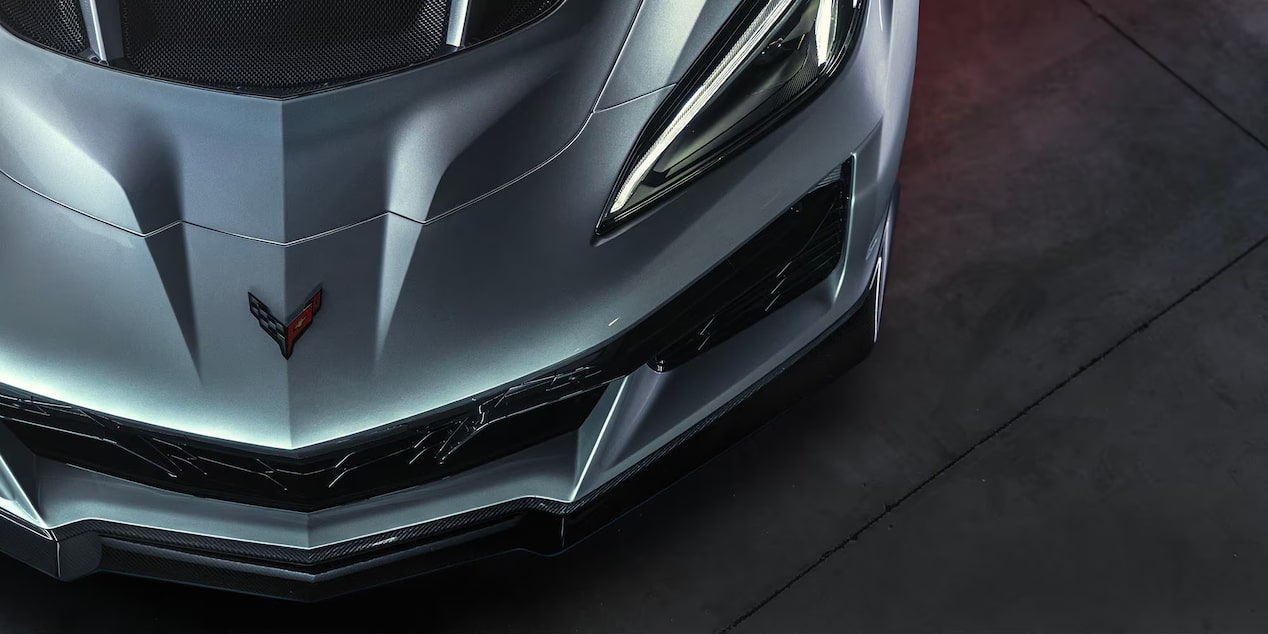 Corvette ZR1X en vista frontal destacando diseño agresivo