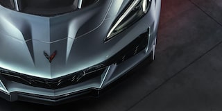 Corvette ZR1X en vista frontal destacando diseño agresivo