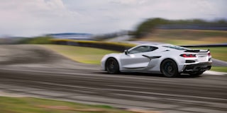 Corvette ZR1X en curva mostrando estabilidad y control en pista