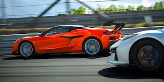 Corvette ZR1X en pista con enfoque en aceleración y desempeño