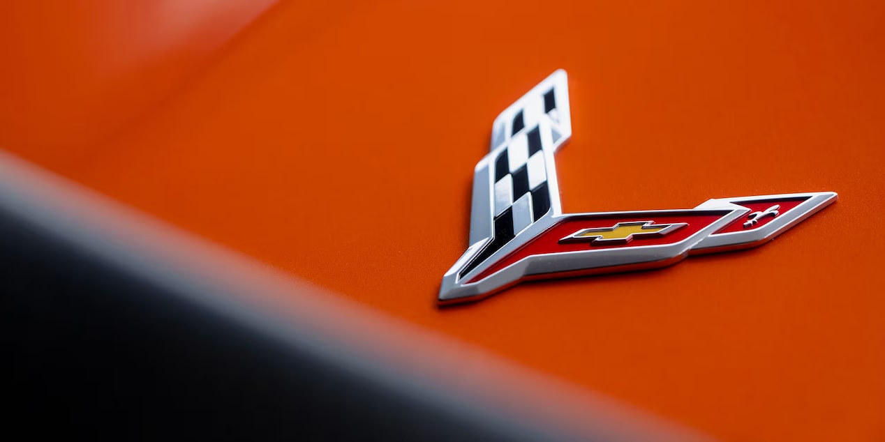 Detalle del emblema Corvette sobre la carrocería del vehículo