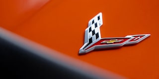 Detalle del emblema Corvette sobre la carrocería del vehículo