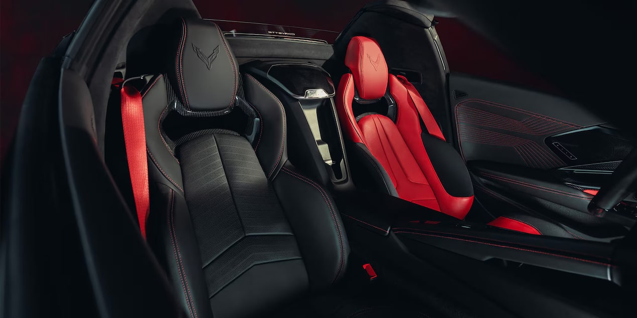 Interior del Corvette ZR1X con consola central en fibra de carbono