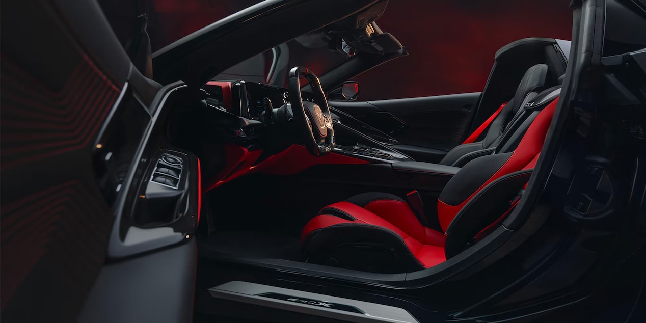 Interior del Corvette ZR1X con consola central en fibra de carbono