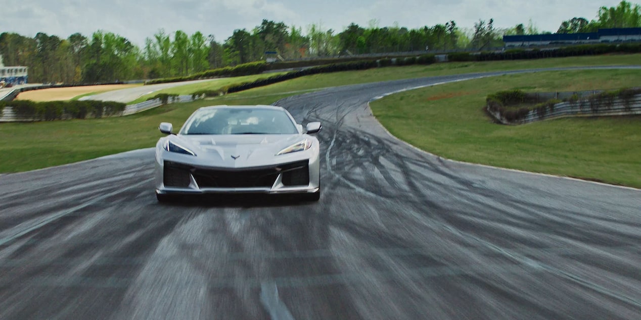 Corvette ZR1X destacando tecnología eléctrica de tracción y desempeño en pista