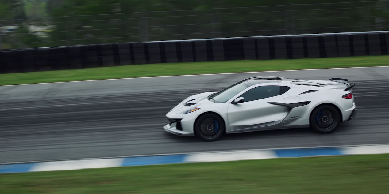 Corvette ZR1X en pista mostrando potencia y desempeño dinámico