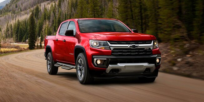 Colorado 2022, camioneta 4x4 con defensa delantera al color de la carrocería y porta placas montado en la fascia frontal
