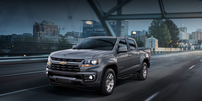 Colorado 2022, camioneta 4x4 en color gris grafito metálico con ganchos de arrastre delanteros