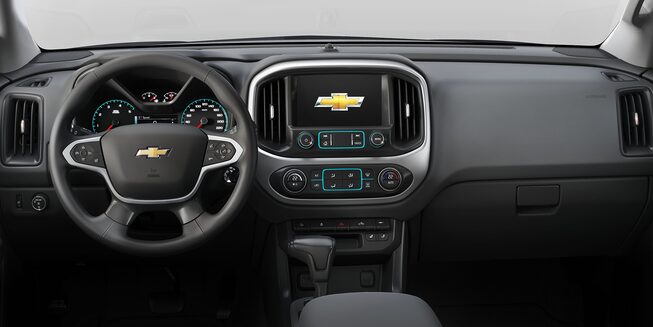 Forrado en piel con controles de audio y controles eléctricos en ventanas